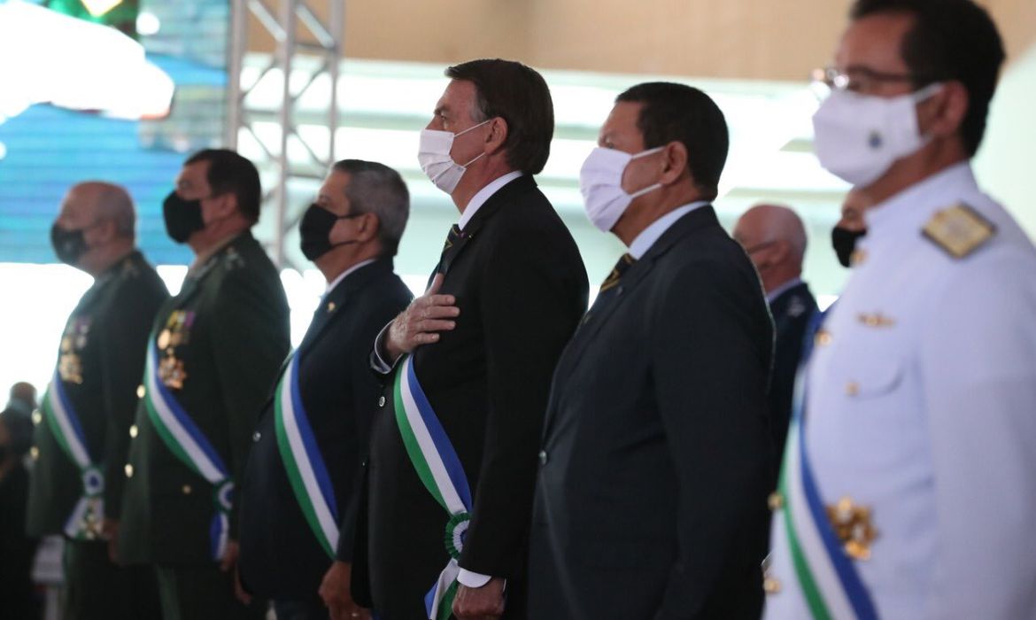 Presidente participava de cerimônia do Ministério da Defesa