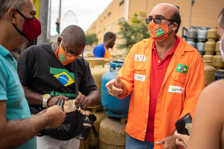 Alessandro Trindade foi demitido por ter sido flagrado distribuindo alimentos em uma área da Petrobras