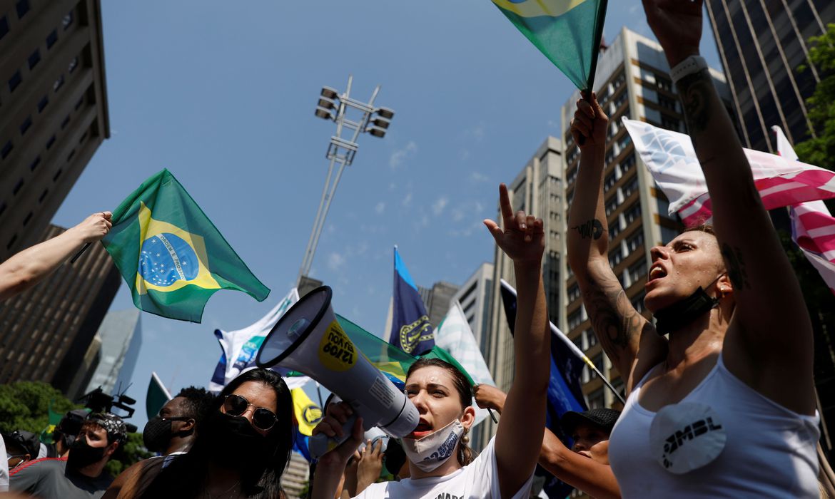 No Rio de Janeiro, a manifestação começou após as 10h, na Praia de Copacabana