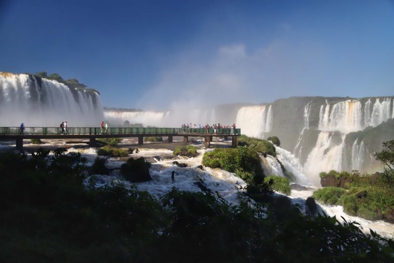 Cataratas do Iguaçu destacam-se entre os destinos turísticos no Brasil