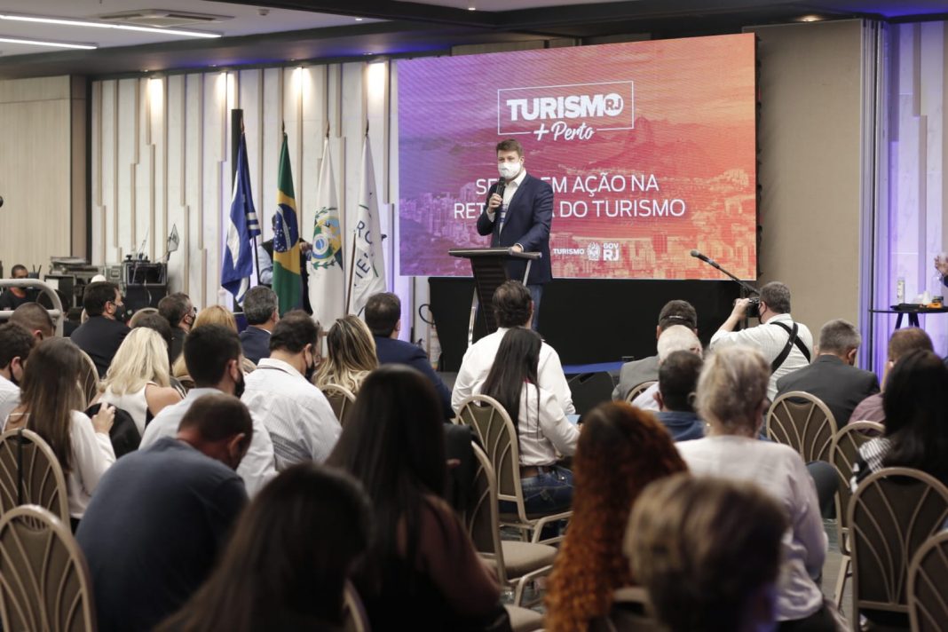 Secretário Estadual de Turismo, Gustavo Tutuca, fala durante o Fórum Regional de Turismo, realizado em Macaé 
