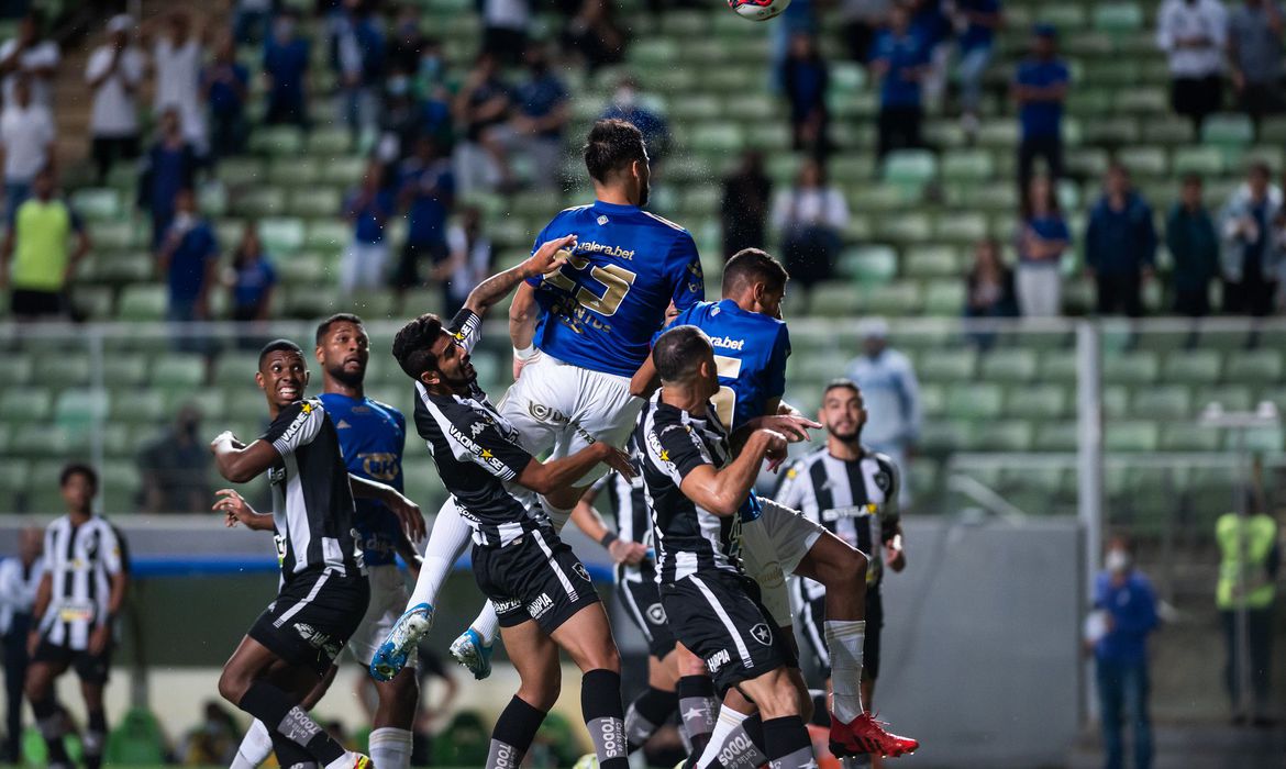 O Botafogo permaneceu na vice-liderança, com 52 pontos, enquanto o Cruzeiro ficou na 11ª com 39