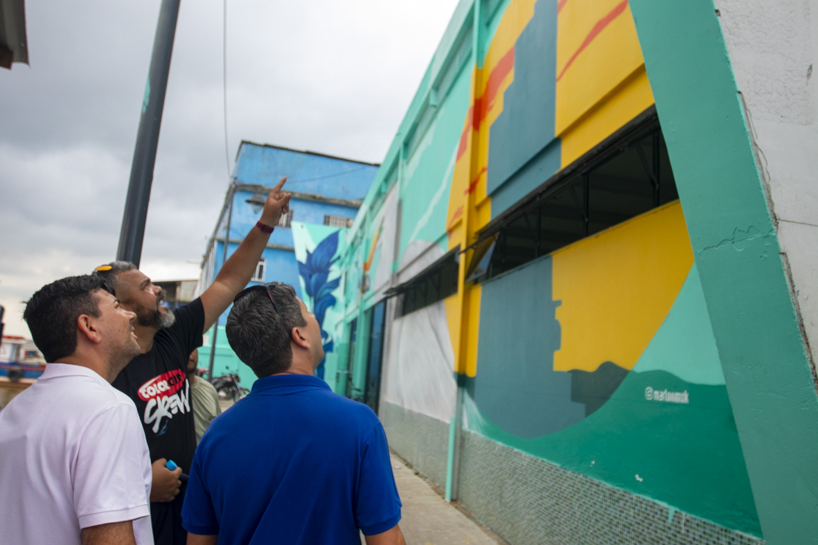  A obra de arte a céu aberto retrata a figura de uma garça ao pescar um peixe