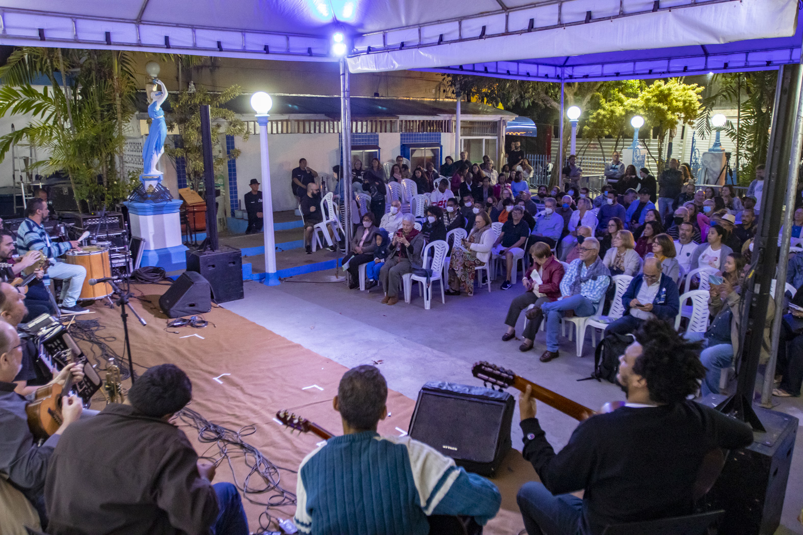 As primeiras apresentações do evento, realizado na sede da Sociedade Musical Nova Aurora