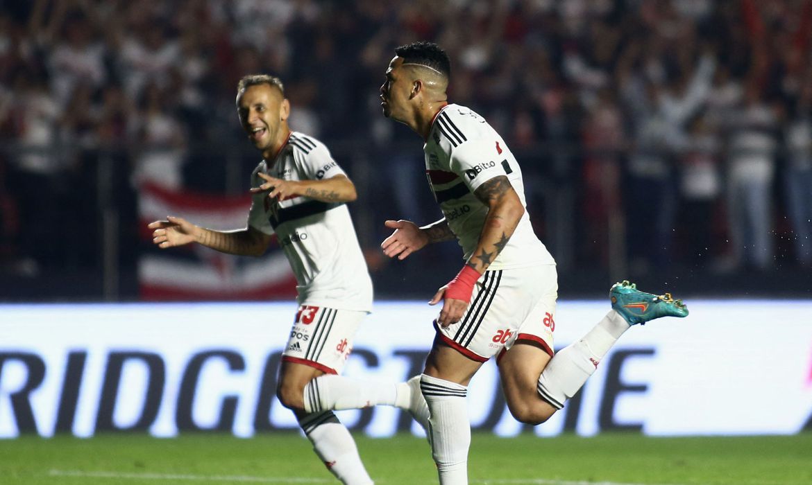 Tricolor derrota Universidad Católica por 4 a 1 no Morumbi