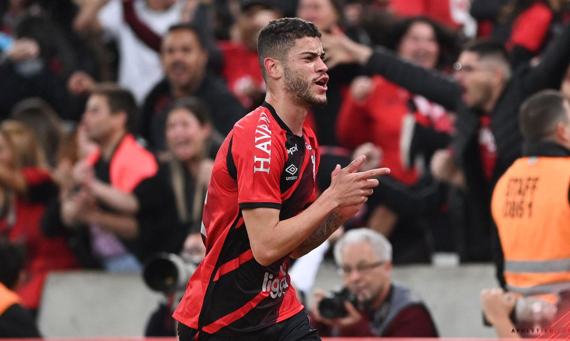 Jogando na Arena da Baixada, Furacão triunfa por 2 a 1