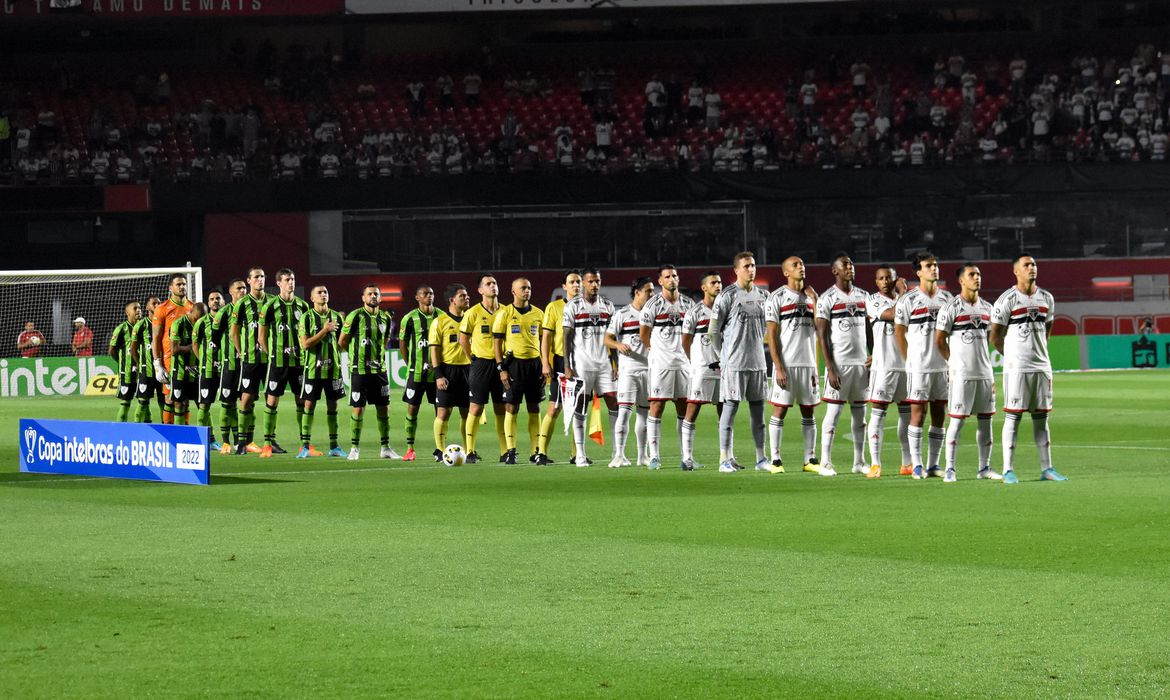 Tricolor ganha por 1 a 0, com direito a pênalti defendido no 2º tempo