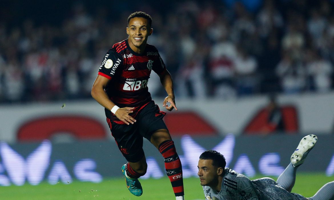 O resultado, alcançado com gols de Lázaro e Gabigol, fez o Rubro-Negro subir momentaneamente para a terceira posição