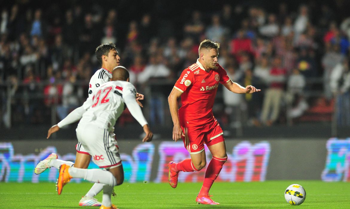 Colorado triunfou no Morumbi graças a gol de Maurício