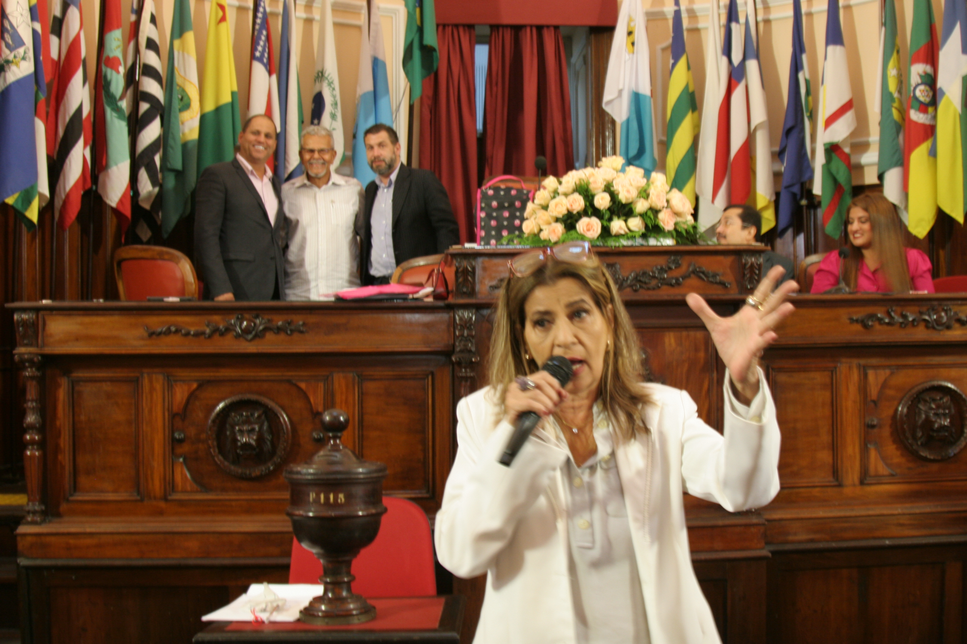 Câmara concede a mesma medalha a Michelle Bolsonaro, ao jornalista