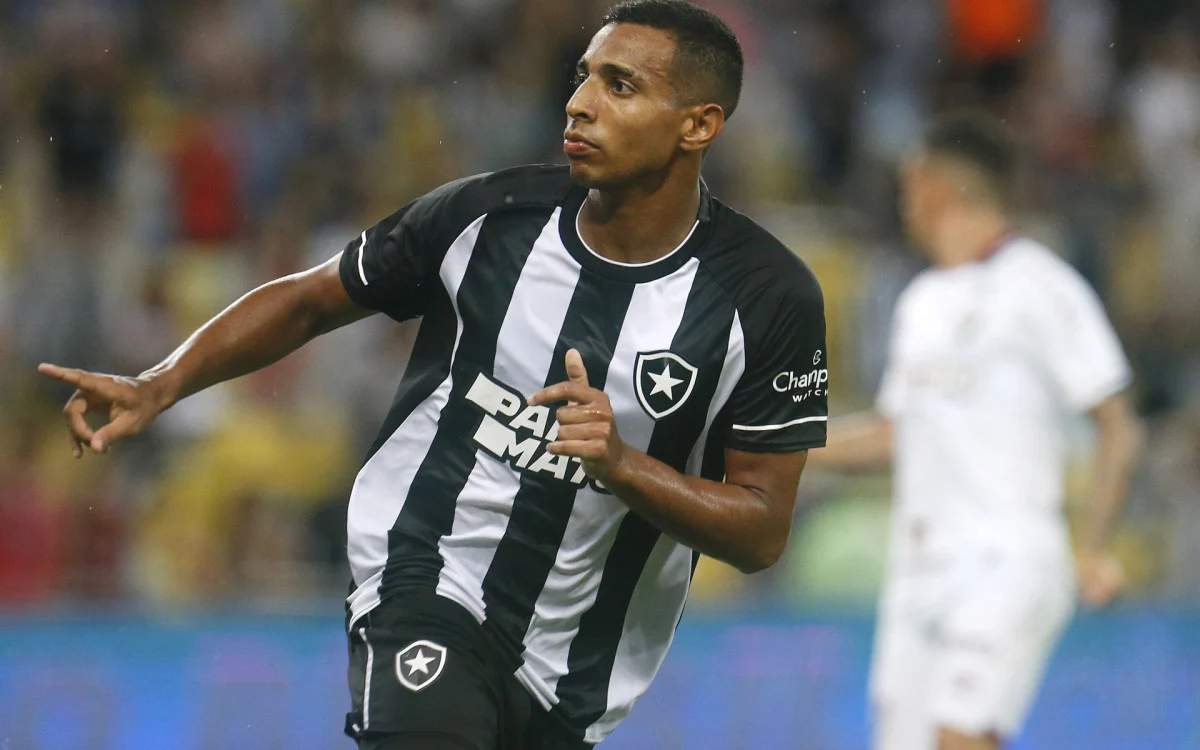 Botafogo bate o Flu no Maracanã e volta a vencer no Brasileirão