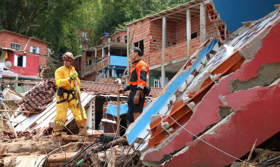 Com isso, número de mortos devido aos temporais chega a 65