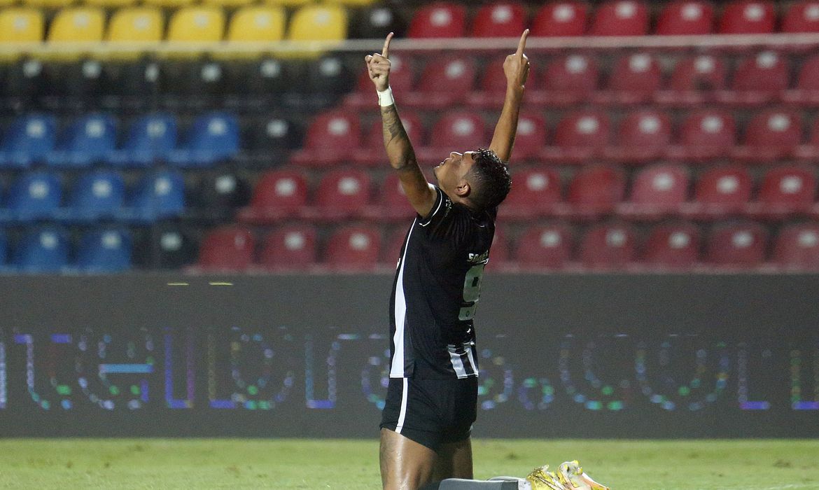 Alvinegro goleou o Brasiliense e chegou à terceira fase