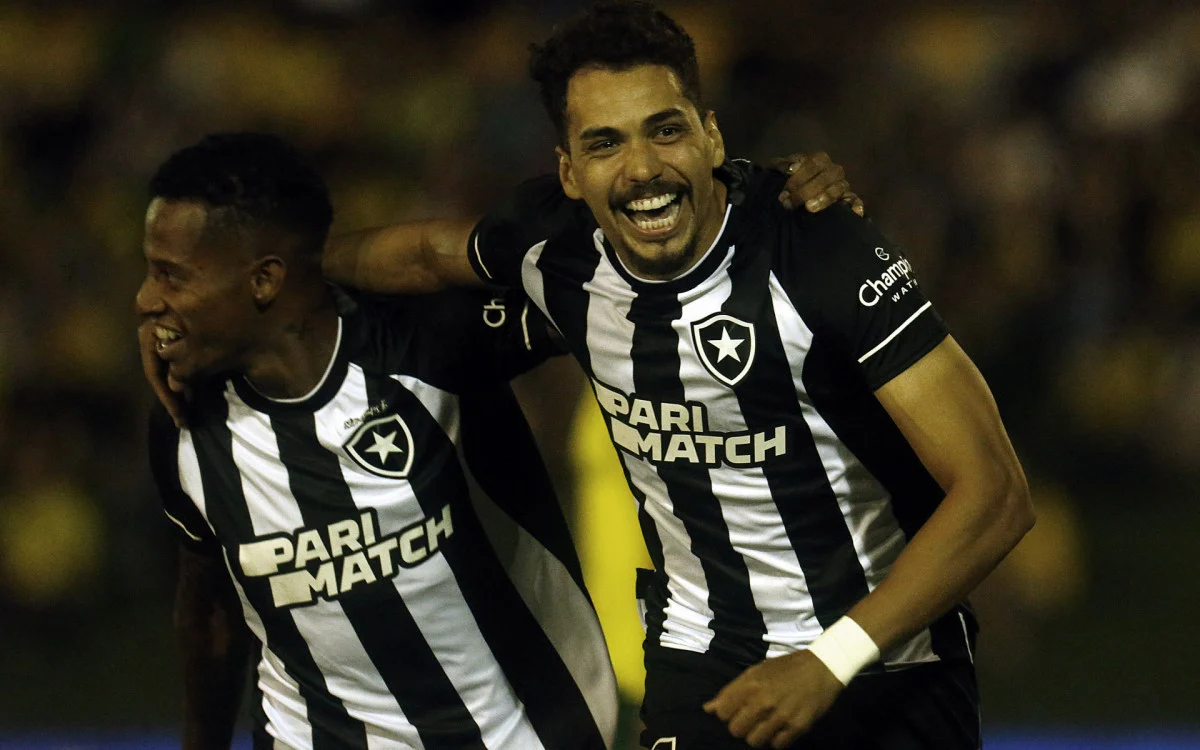 Eduardo (D) marcou os dois gols do Botafogo na vitória sobre o Ypiranga-RS, pela Copa do Brasil