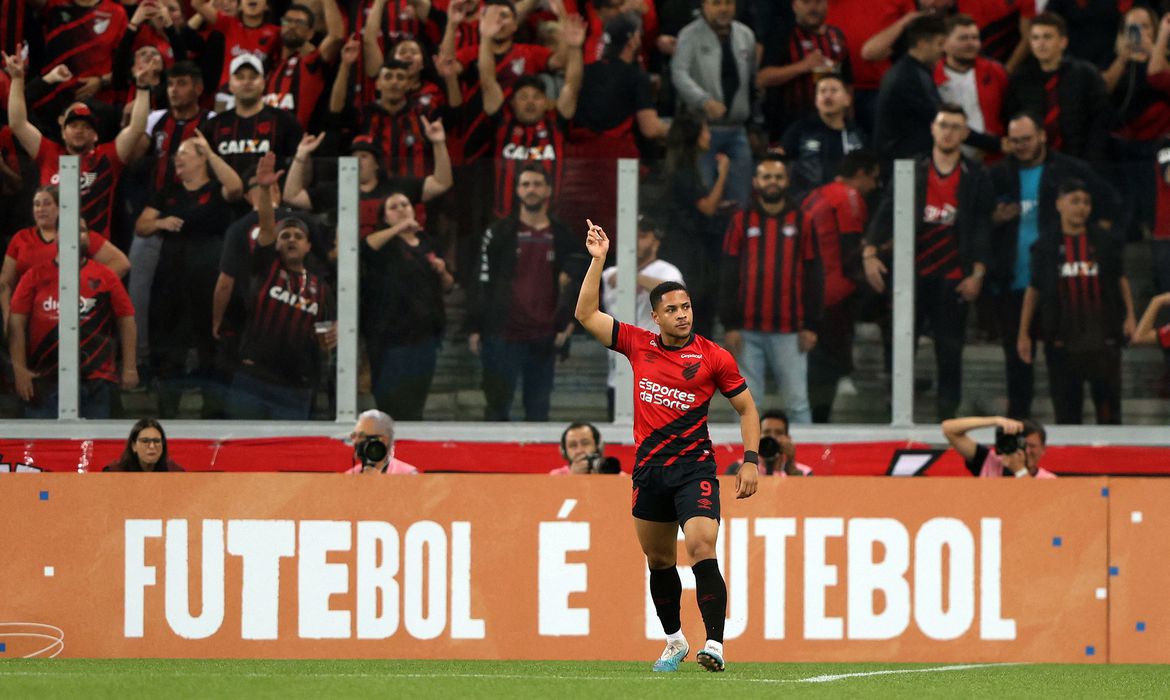 Furacão assume a liderança do Grupo G da competição com quatro pontos, enquanto Galo permanece na lanterna