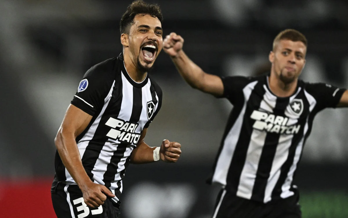 Eduardo comemora gol de falta no jogo entre Botafogo e César Vallejo