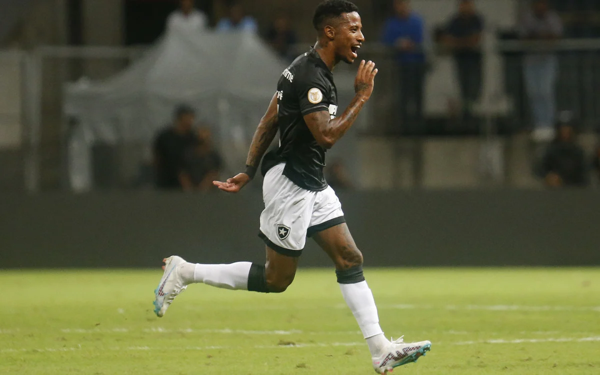Júnior Santos e Tchê Tchê marcaram os gols do Alvinegro