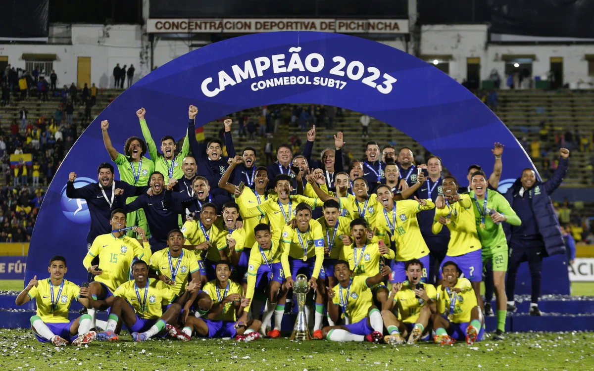 Jogadores e membros da comissão técnica da seleção brasileira comemoram a conquista do Sul-Americano sub-17
