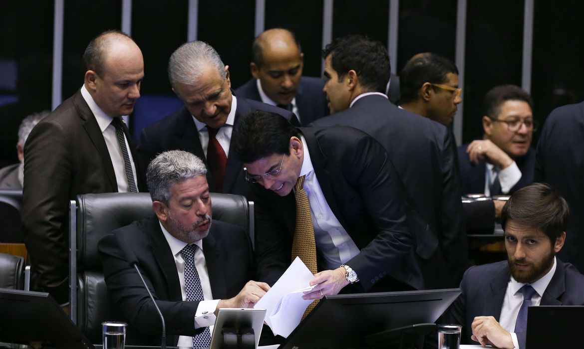 Proposta foi aprovada por 372 votos a 108 e seguirá para o Senado