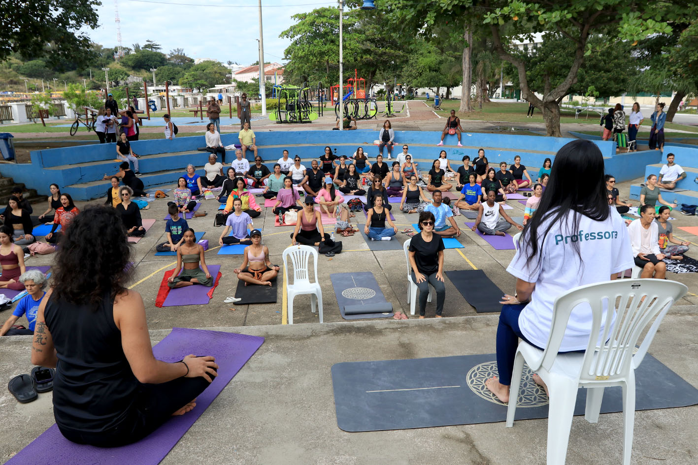 Pessoas de todas as idades estão participando do Yoga Fest Macaé