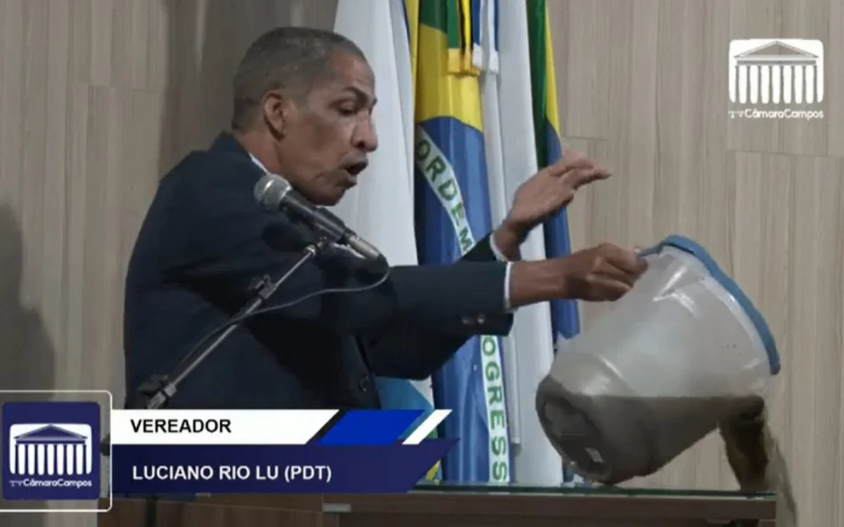 Vereador Luciano Rio Lu (PDT) vira balde com esgoto no chão da Câmara