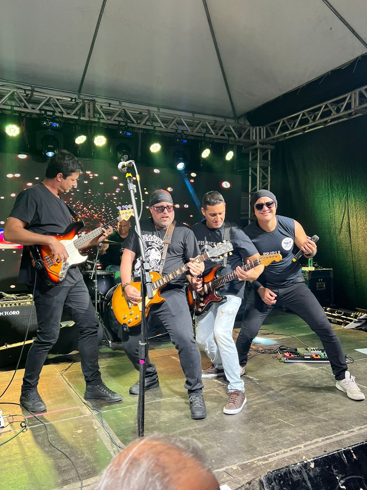 A entrada é gratuita. Haverá show da banda VMAX com rock clássicos das décadas de 70/80 e DJ.