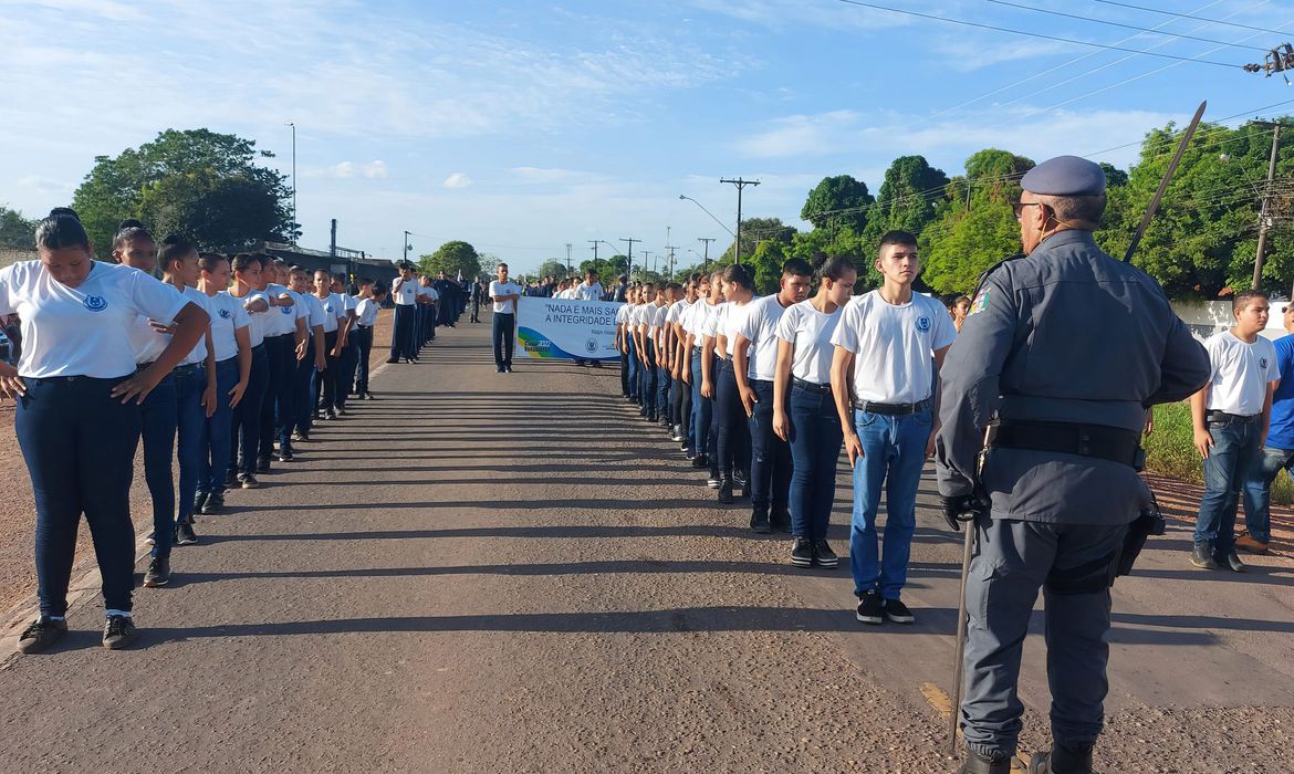 O programa foi alvo de elogios e de críticas, além de denúncias de abusos de militares nas escolas