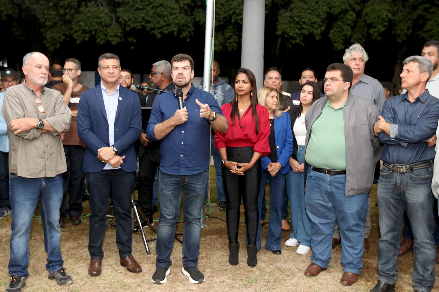  Estiveram presentes o vice-prefeito Célio Chapeta, o ex-prefeito Riverton Mussi, vereadores, produtores rurais, secretários municipais e de outros municípios