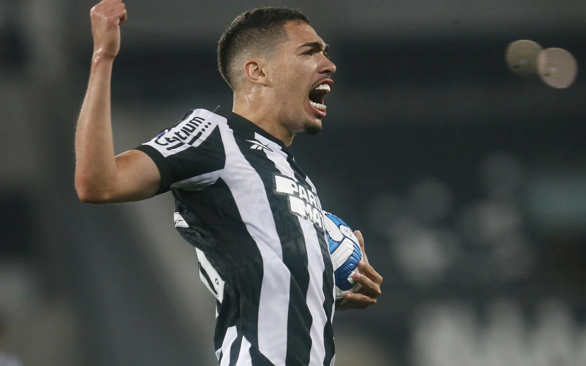 Hugo comemora gol marcado em vitória do Botafogo