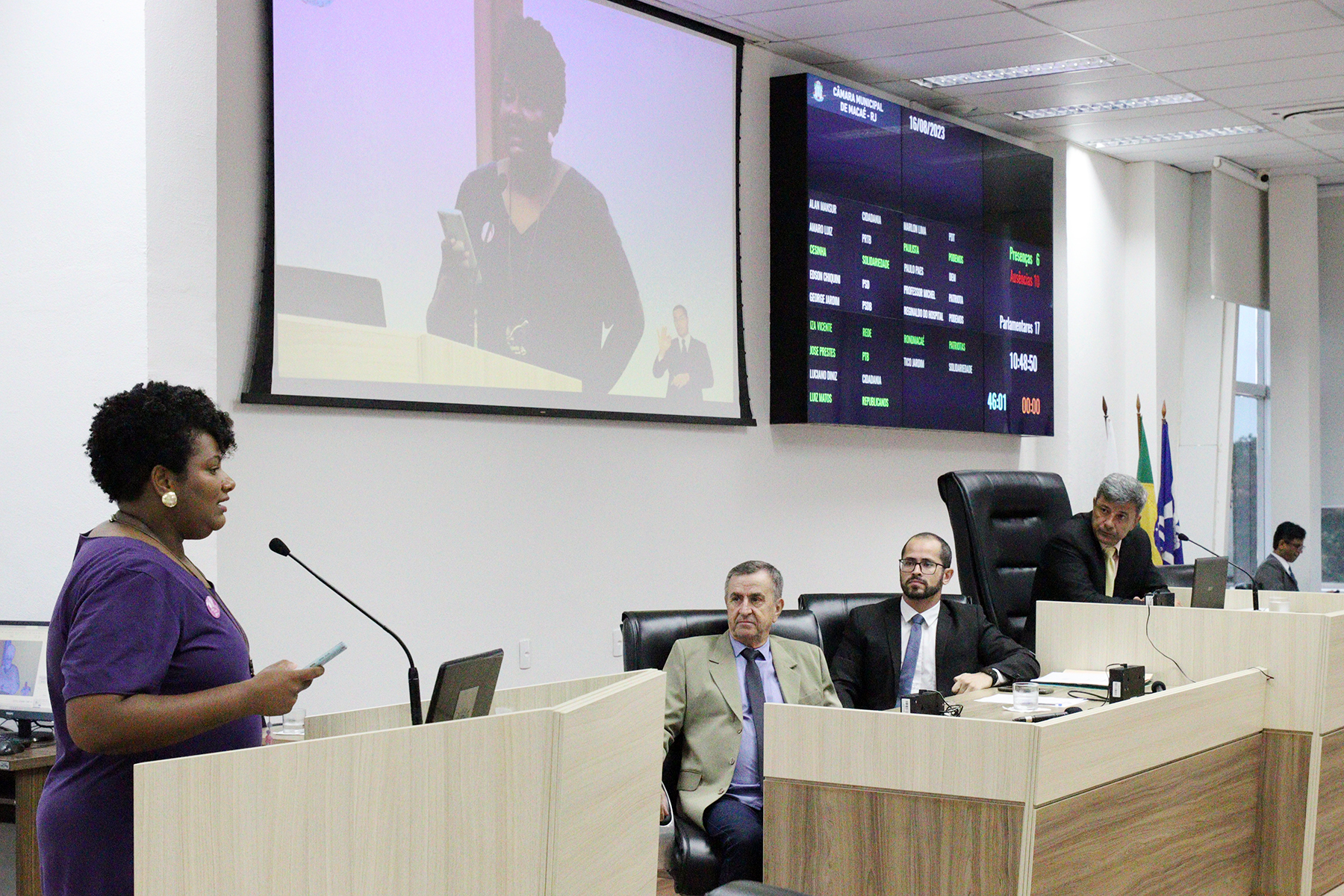 A secretária de Políticas para as Mulheres, Sheila Juvêncio, e a coordenadora do Ceam, Nathália Mustafá, em apresentação no Legislativo