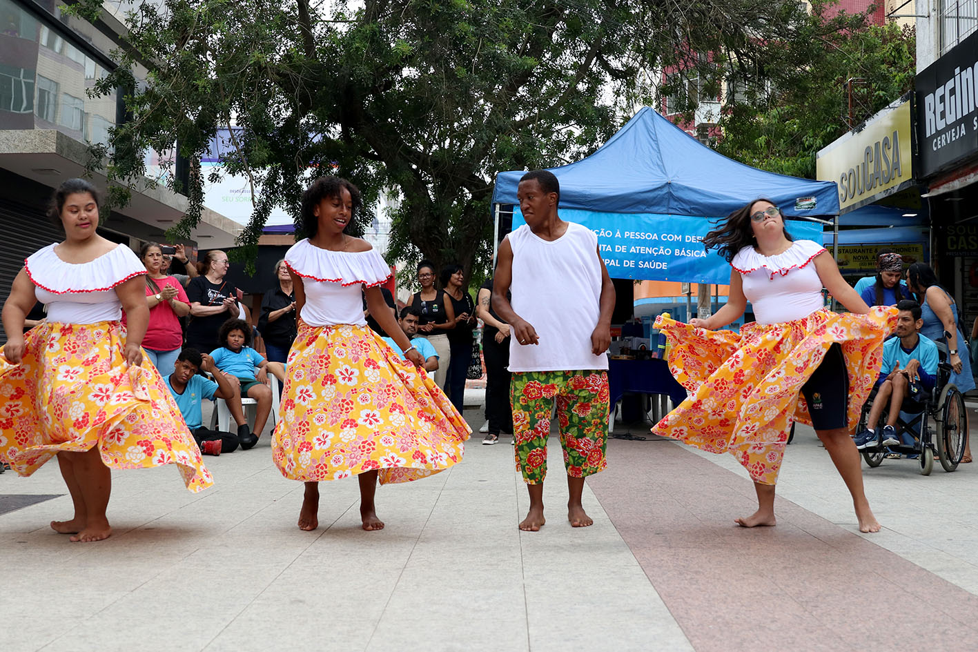 Os assistidos pela Apae participaram ativamente da programação, com apresentação de dança e capoeira