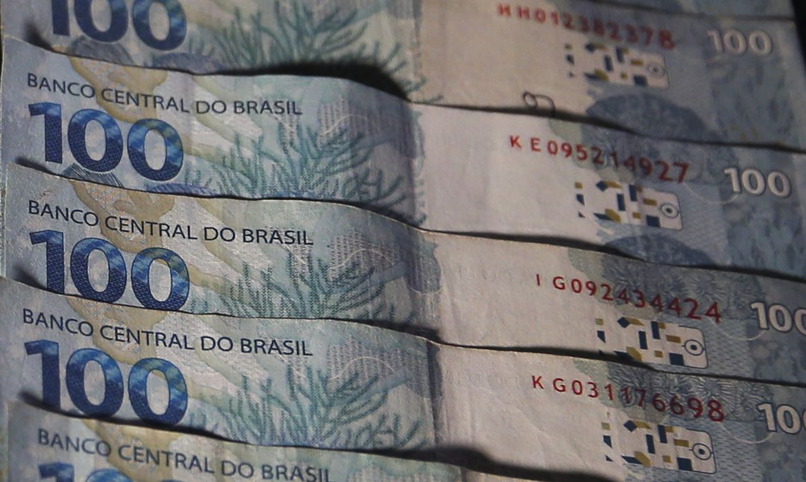 Previsão de déficit primário cai de R$ 145,4 bi para R$ 141,4 bi