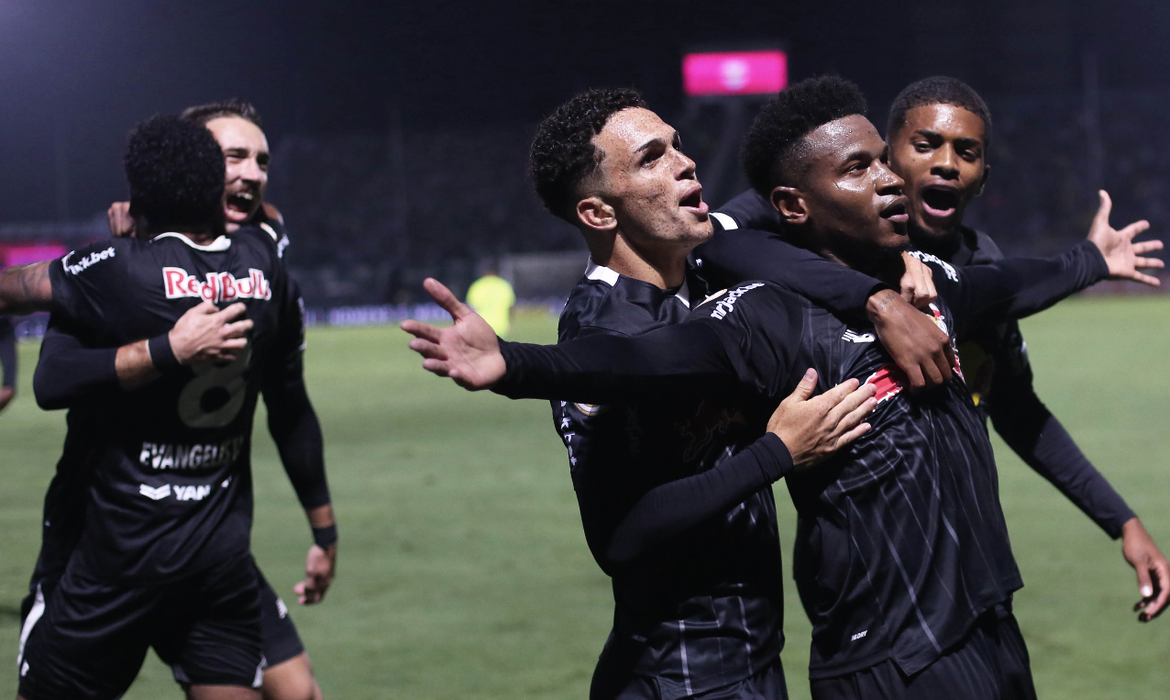 Agora o Bragantino torce contra o líder Botafogo, que mede forças com o Goiás hoje a partir das 20h