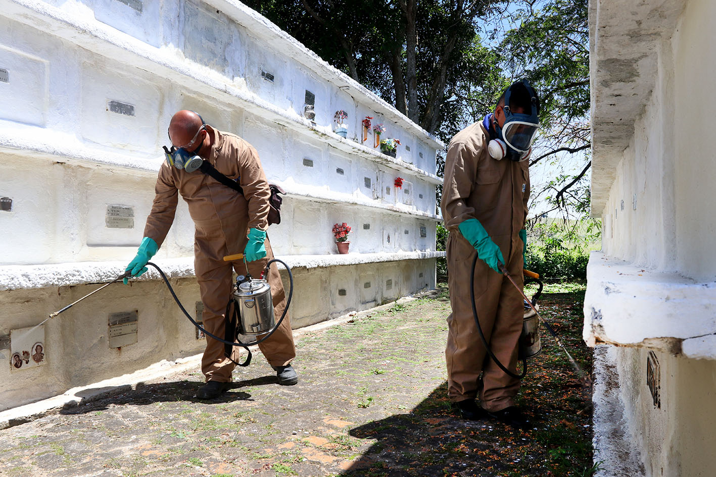 Quem chega ao Memorial encontra uma área externa pavimentada, com asfaltamento