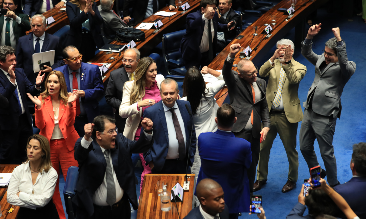 Relator acatou seis emendas durante discussão em plenário