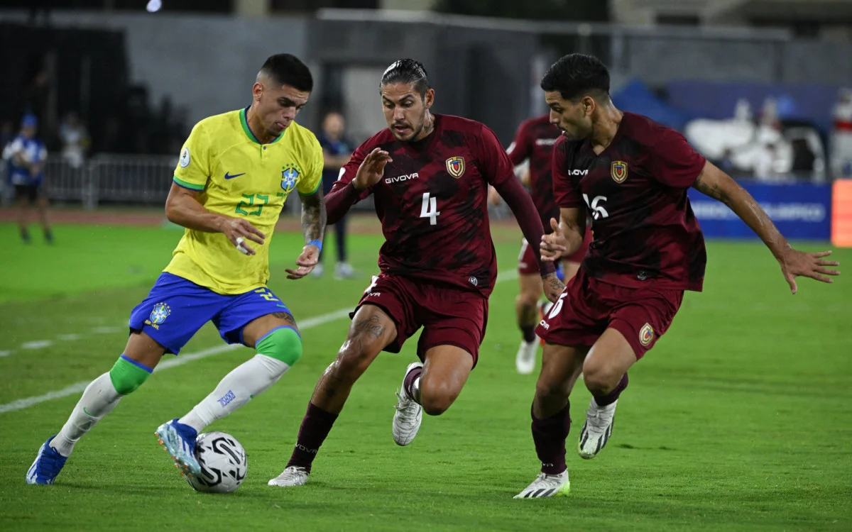 Gabriel Pec, ex-Vasco, foi titular e não conseguiu jogar bem