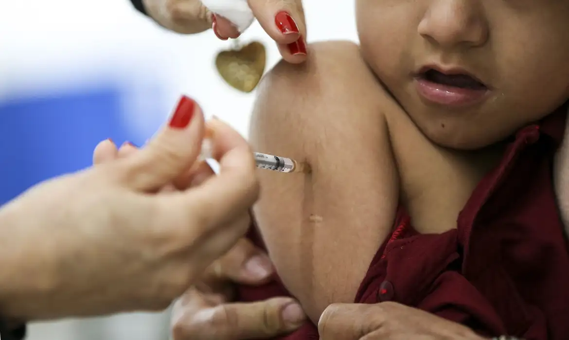 Meta é vacinar 236 mil menores