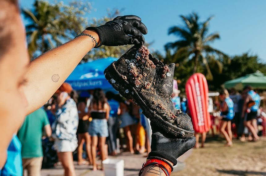 Limpeza de praia por viajantes: trabalho em troca de hospedagem tem aberto novas frentes de oportunidades no setor turístico