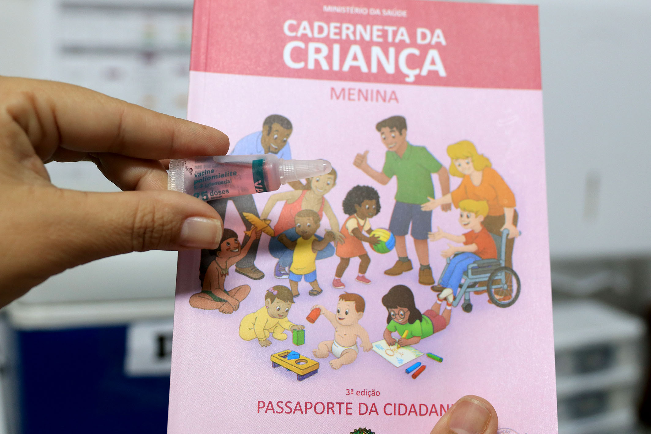  Para receber a vacina é necessário apresentar o cartão de vacinação e o documento de identidade da criança ou Cartão do SUS.