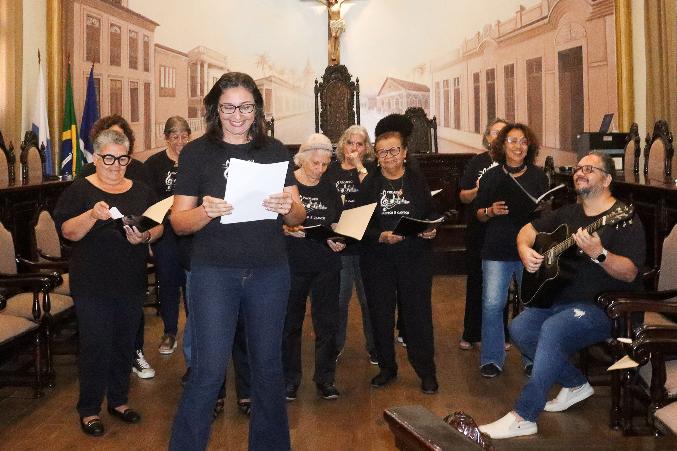 Após conhecerem a exposição a Casa e Tempo, os visitantes cantaram nas escadarias da Câmara antiga