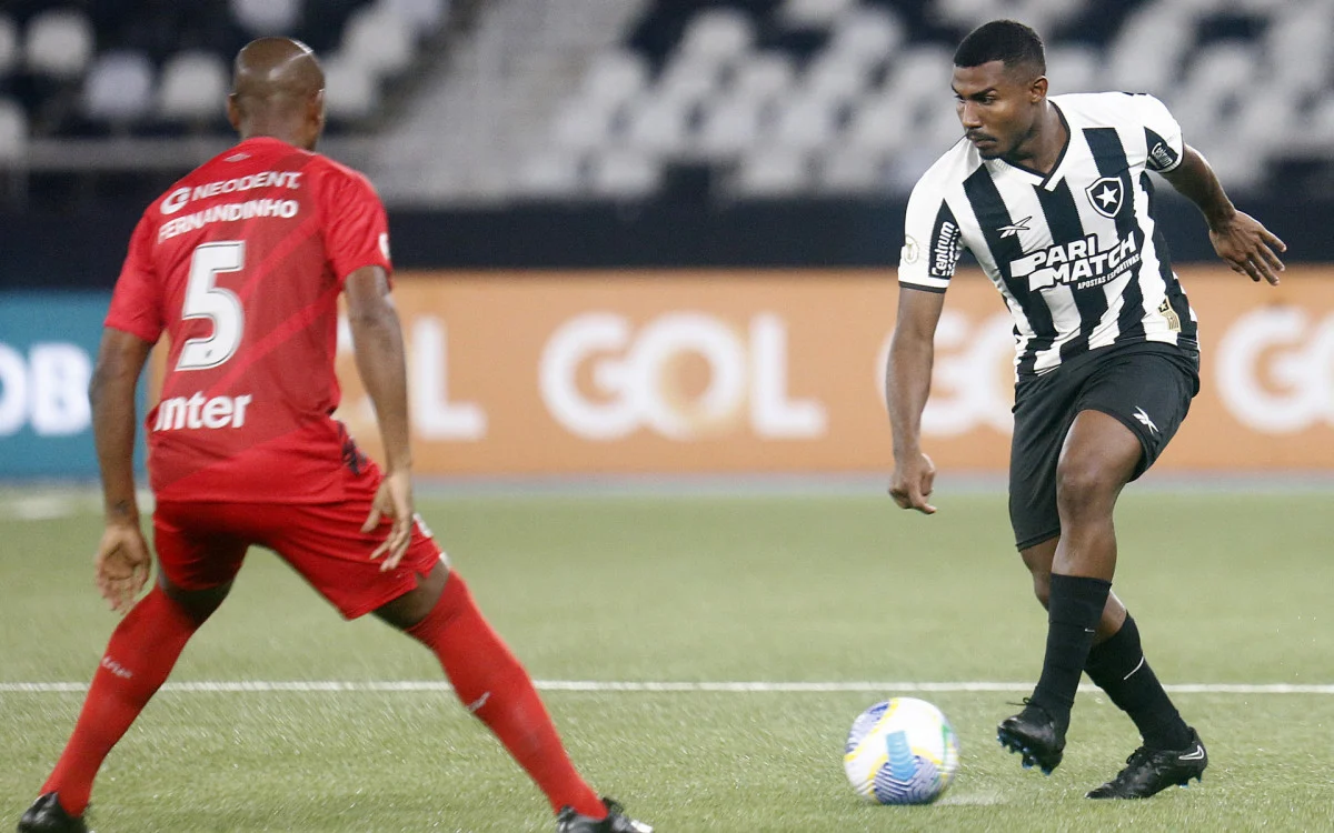 Botafogo marca no último lance e arranca empate com o Athletico no Nilton Santos