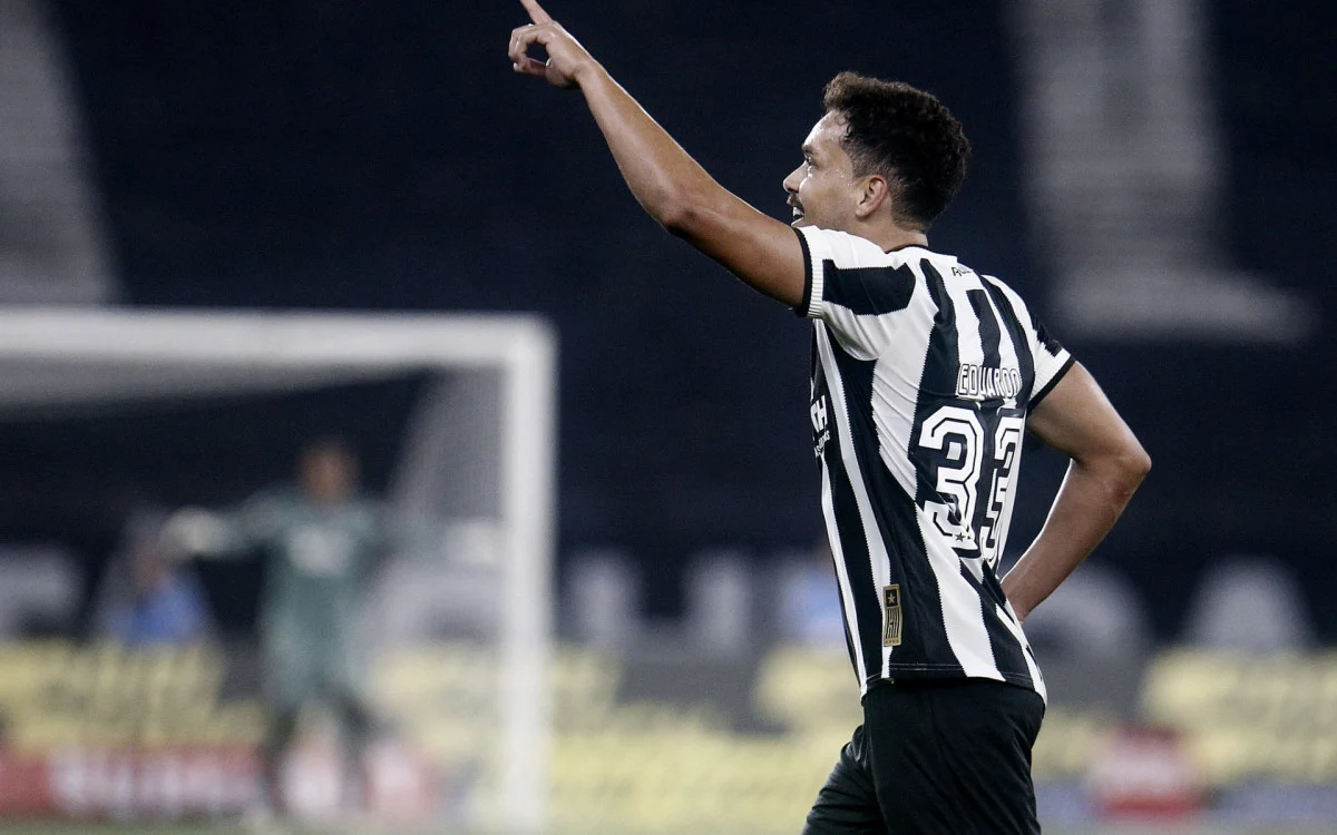 Eduardo comemora gol marcado pelo Botafogo