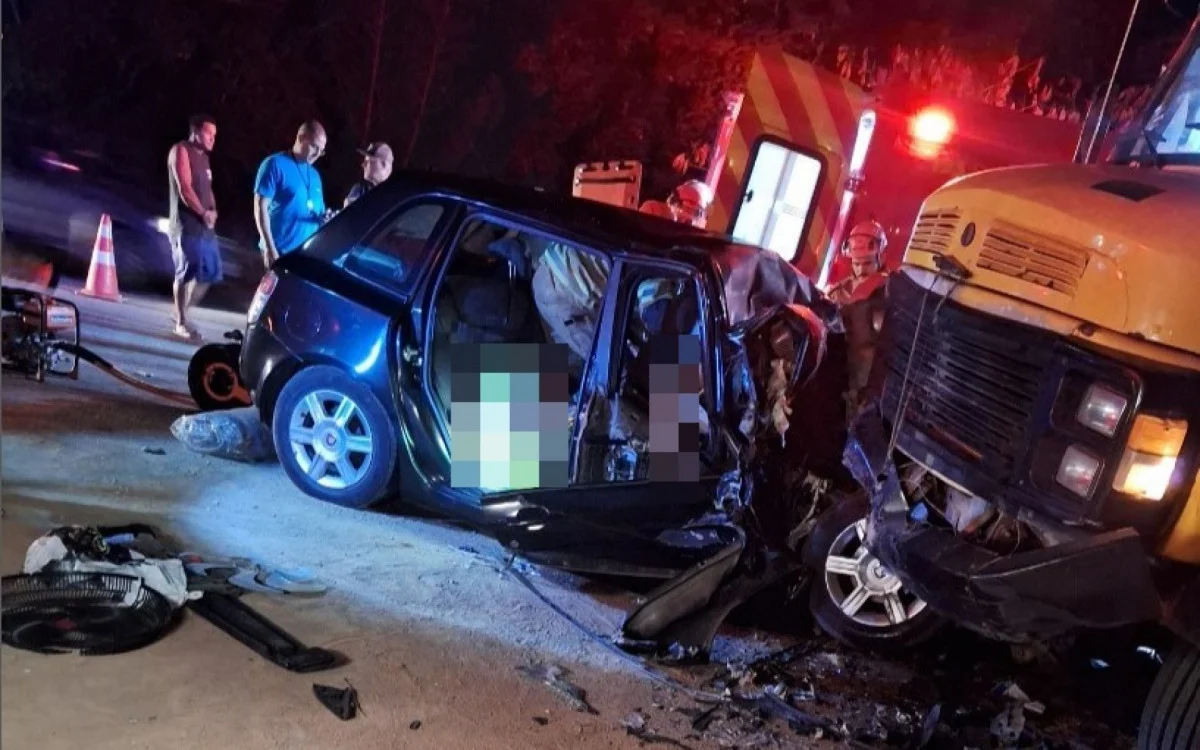 Acidente entre carro e caminhão mobiliza equipes de socorro na noite de terça-feira