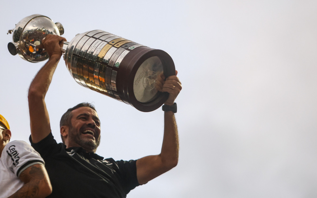 Técnico Artur Jorge, do Botafogo, com o troféu da Libertadores