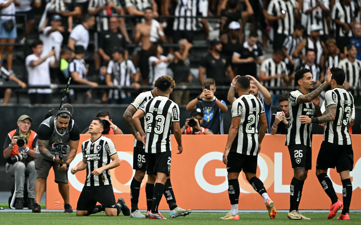 Jogadores do Botafogo comemoram o gol de Savarino contra o São Paulo