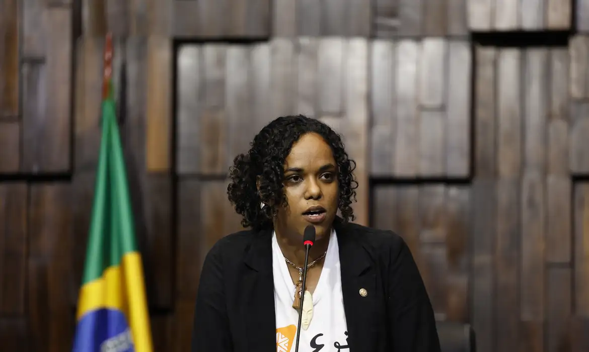 A deputada do PSOL Dani Monteiro preside a comissão