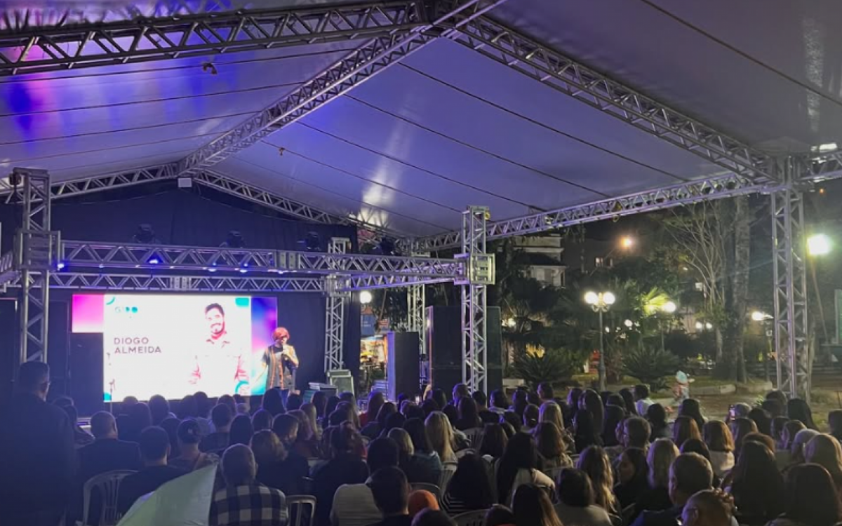 Um dos maiores nomes do stand-up no Brasil, Diogo Almeida se apresentou na Praça Nilo Peçanha