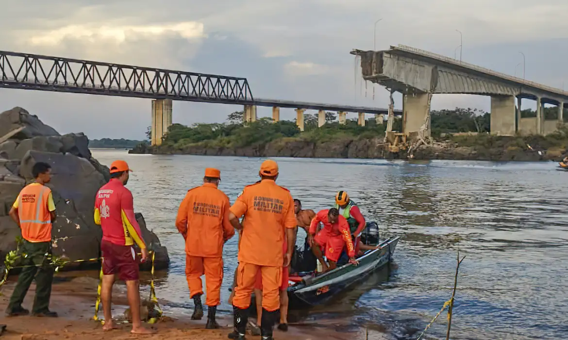 Bombeiros buscam por desaparecidos no Rio Tocantins