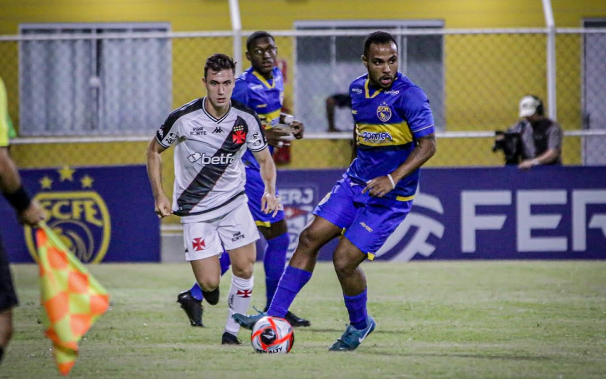 Lateral Lucas Piton, com olhos fixos na bola, tenta recuperar a posse para o Cruzmaltino no duelo com o Sampaio Corrêa, em Saquarema