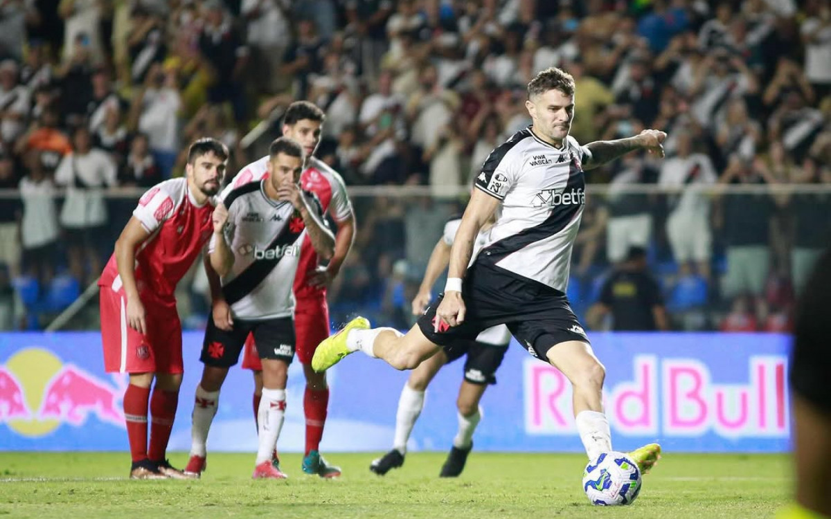 Pablo Vegetti, cobrando pênalti, fez o gol do Vasco que garantiu a classificação na Copa do Brasil